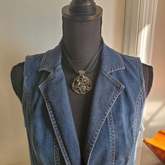 ELEGANT SILVER JEWELED 🌸FLOWER🌷 PENDANT NECKLACE - Picture 4 of 7